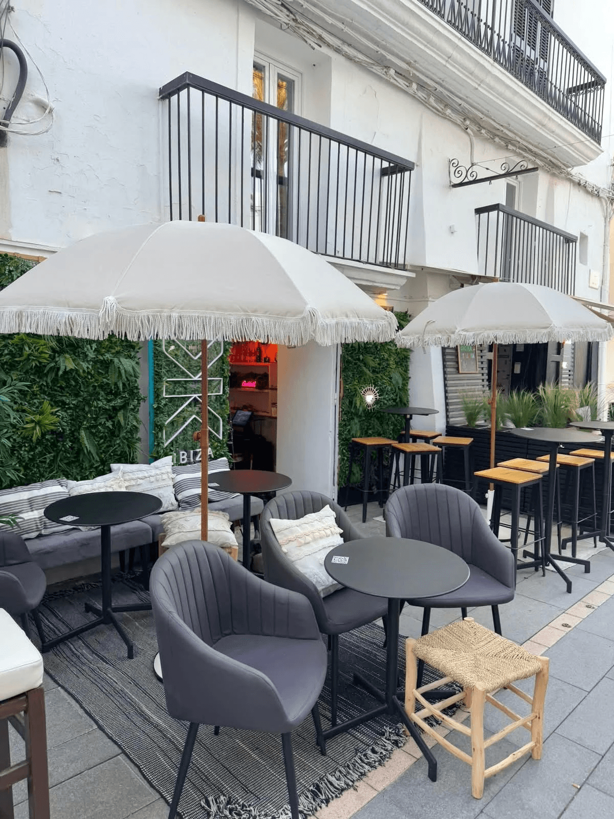 Bar for sale in the Ibiza port with terrace and license.