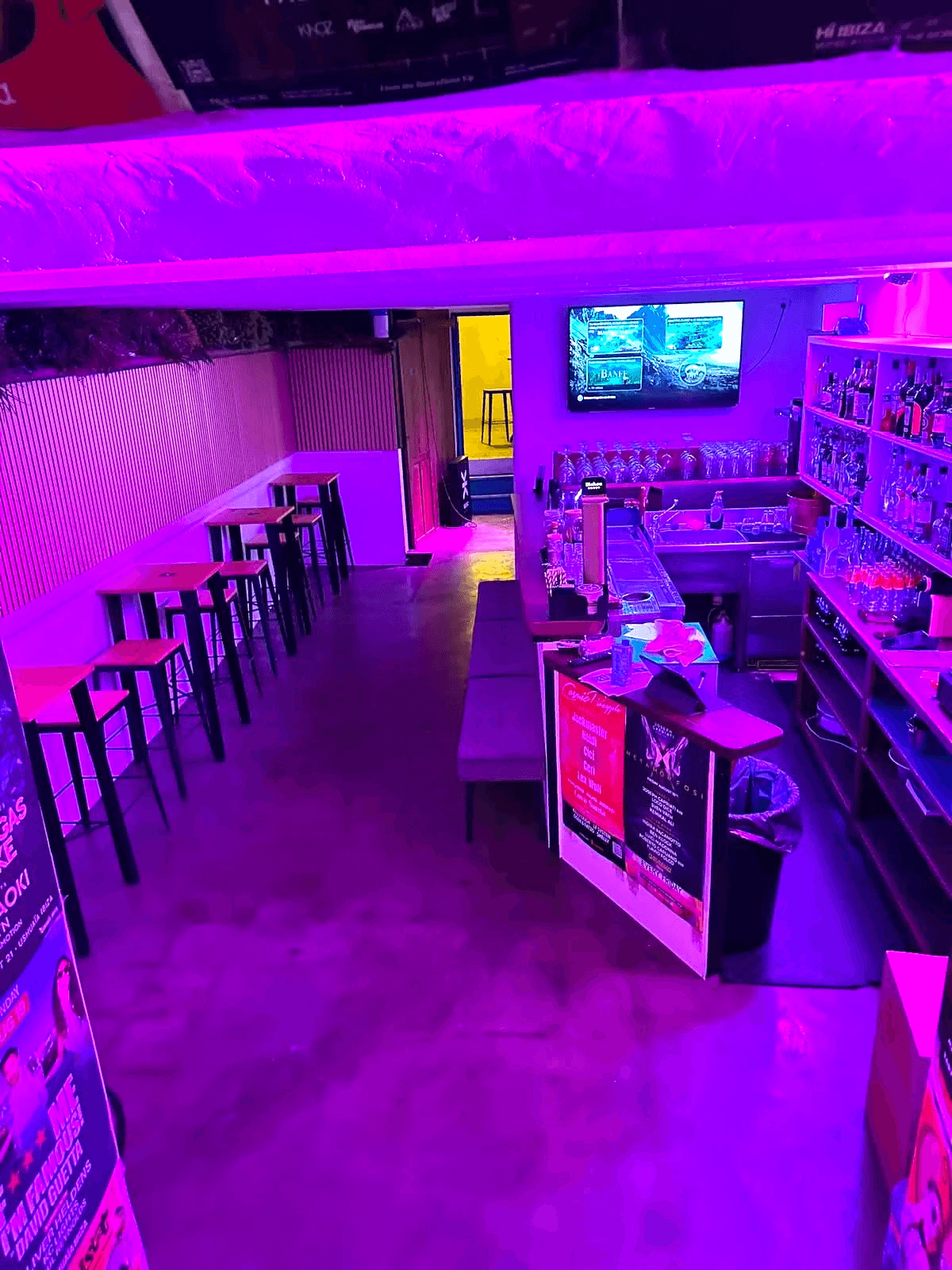 Bar for sale in the Ibiza port with terrace and license.