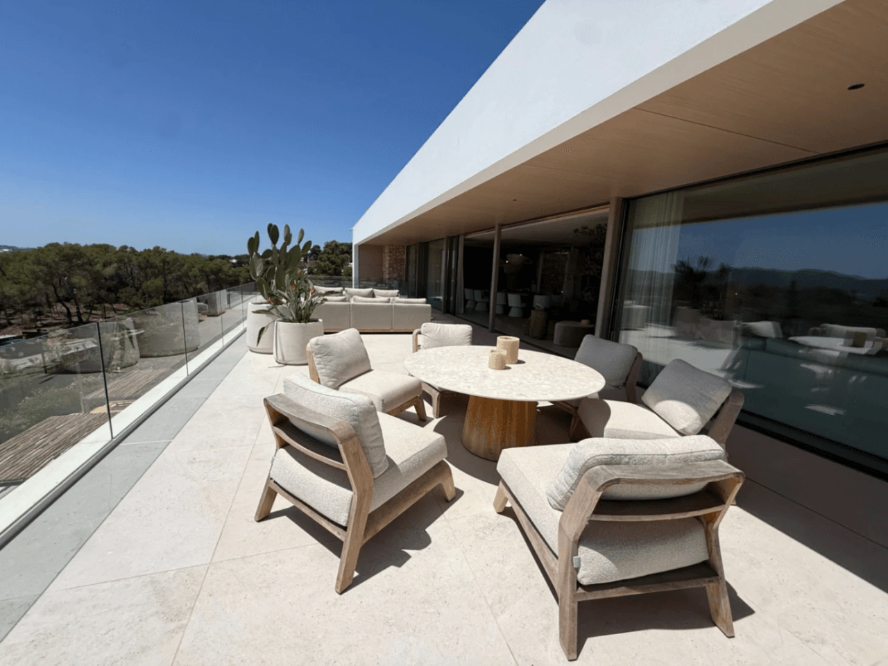 Exclusiva villa de nueva construcción con vistas al mar – Alquiler de verano en Ibiza
