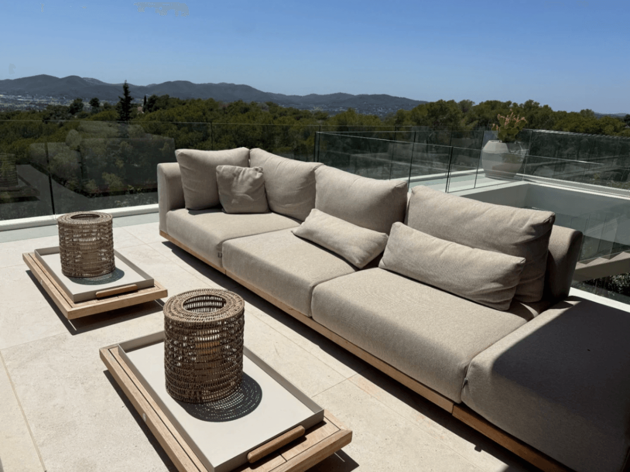 Exclusiva villa de nueva construcción con vistas al mar – Alquiler de verano en Ibiza