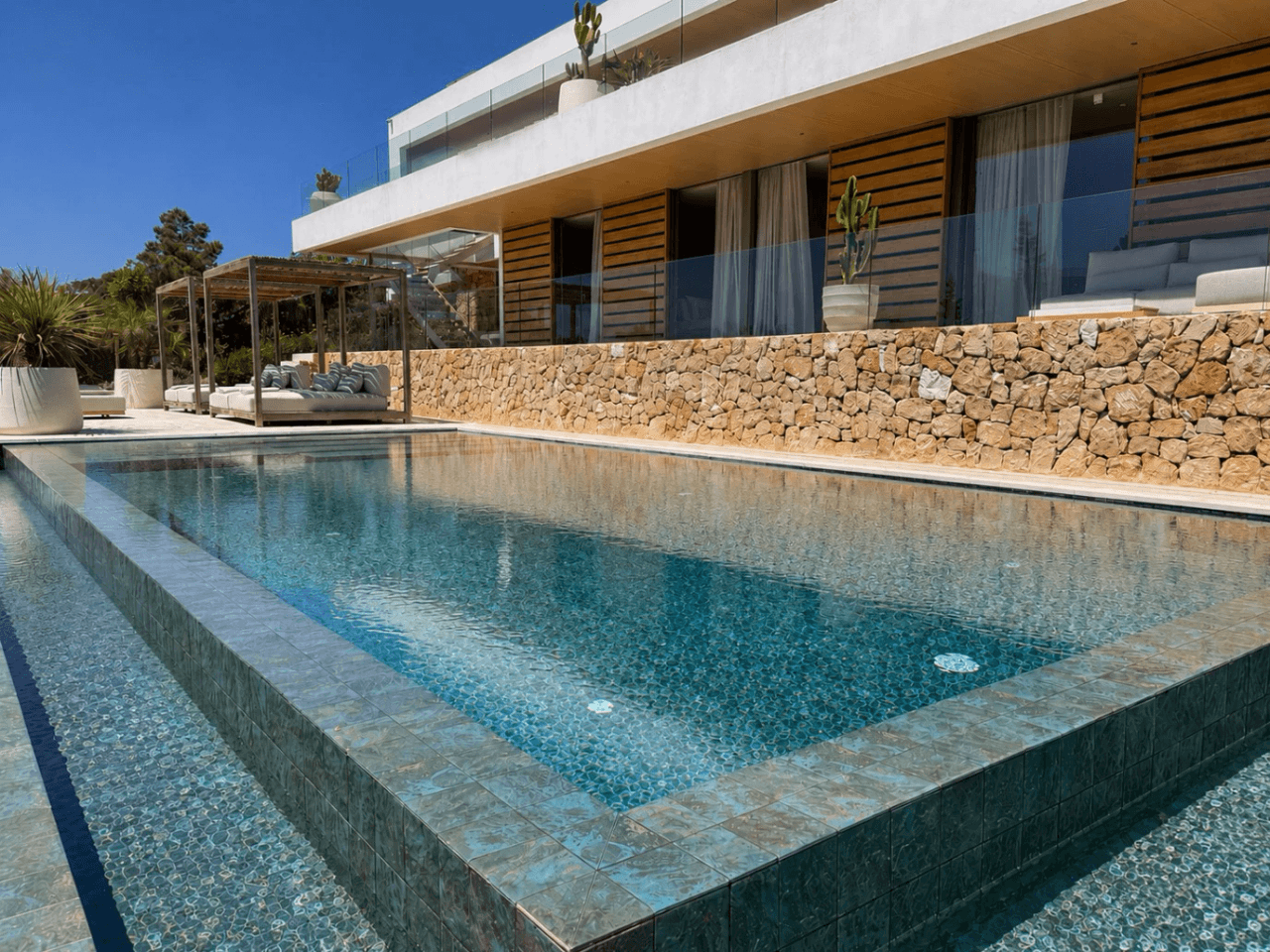 Exclusiva villa de nueva construcción con vistas al mar – Alquiler de verano en Ibiza