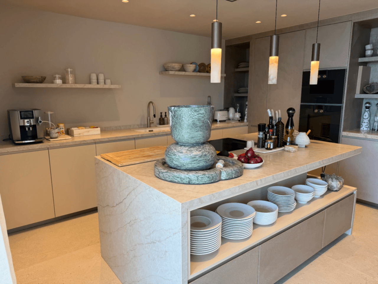 Exclusiva villa de nueva construcción con vistas al mar – Alquiler de verano en Ibiza