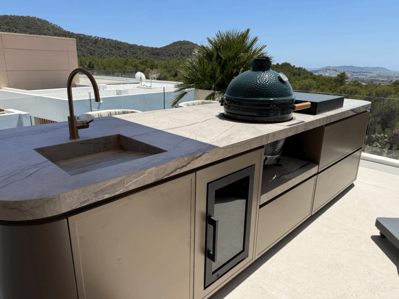 Exclusiva villa de nueva construcción con vistas al mar – Alquiler de verano en Ibiza