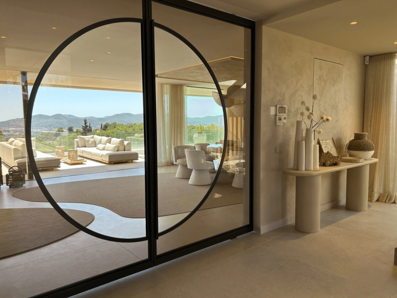 Exclusiva villa de nueva construcción con vistas al mar – Alquiler de verano en Ibiza