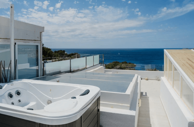 Exclusivo Adosado con Vistas al Mar, Jacuzzi en Rooftop y Atardeceres de Ensueño en Cala Tarida
