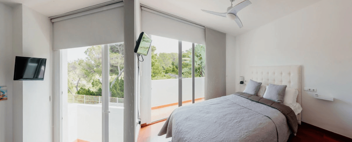 Exclusivo Adosado con Vistas al Mar, Jacuzzi en Rooftop y Atardeceres de Ensueño en Cala Tarida