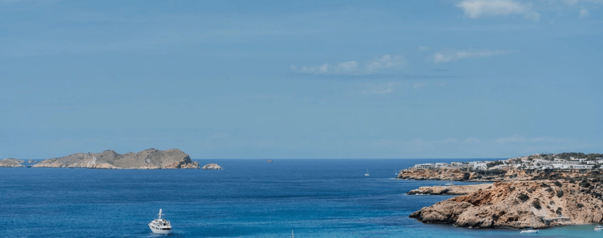 Exclusivo Adosado con Vistas al Mar, Jacuzzi en Rooftop y Atardeceres de Ensueño en Cala Tarida