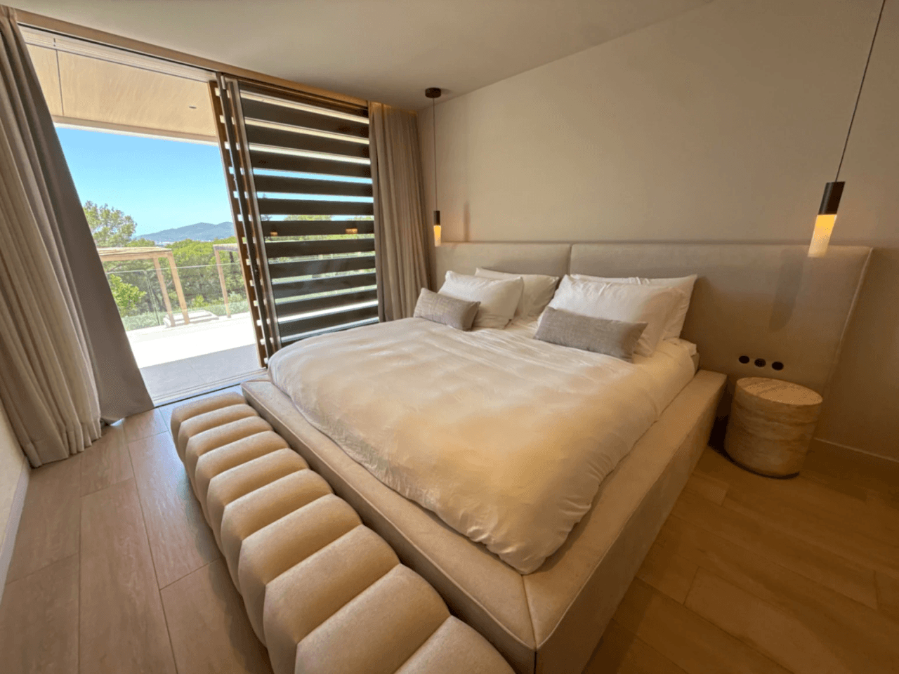 Exclusiva villa de nueva construcción con vistas al mar – Alquiler de verano en Ibiza