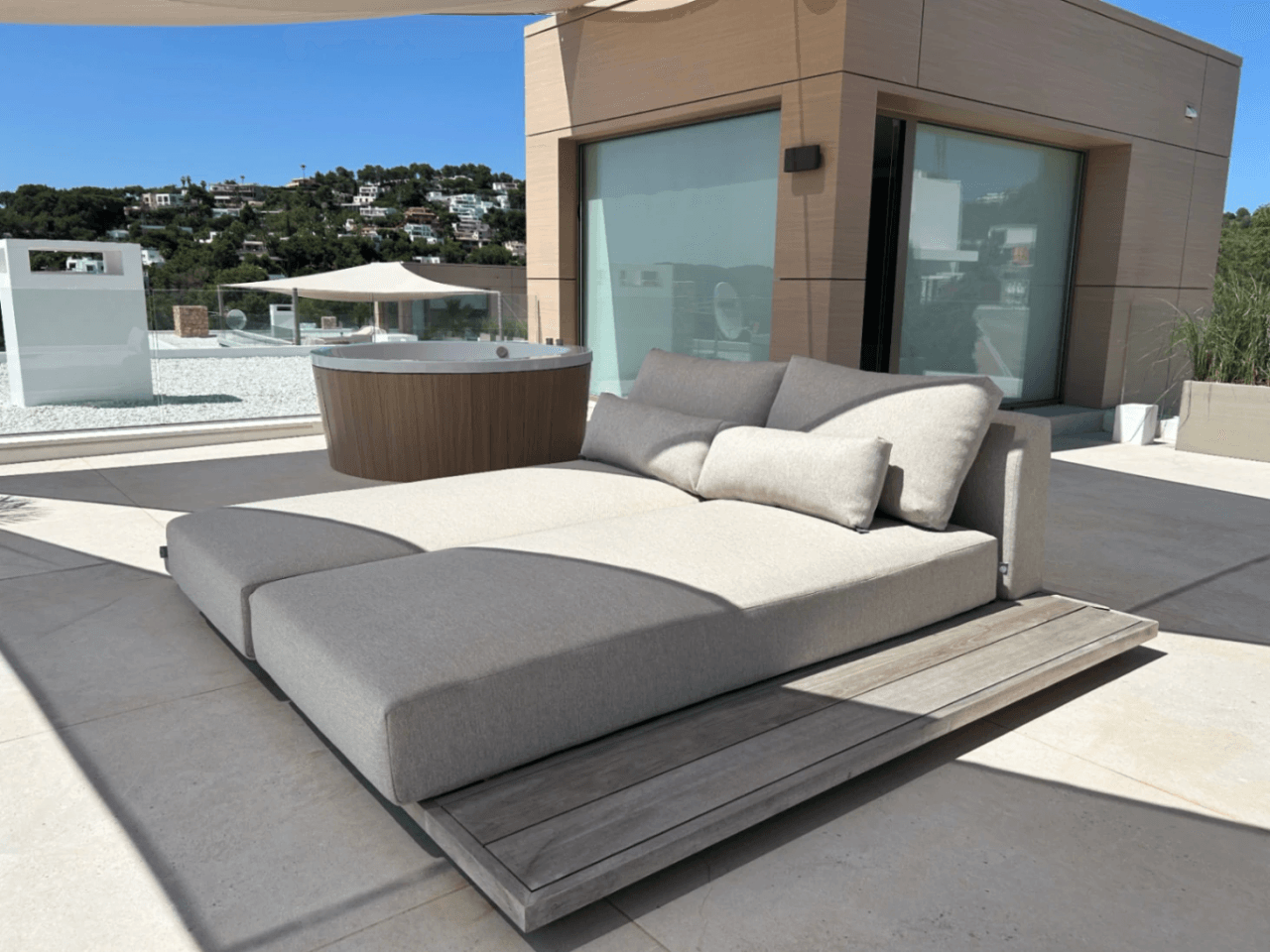 Exclusiva villa de nueva construcción con vistas al mar – Alquiler de verano en Ibiza