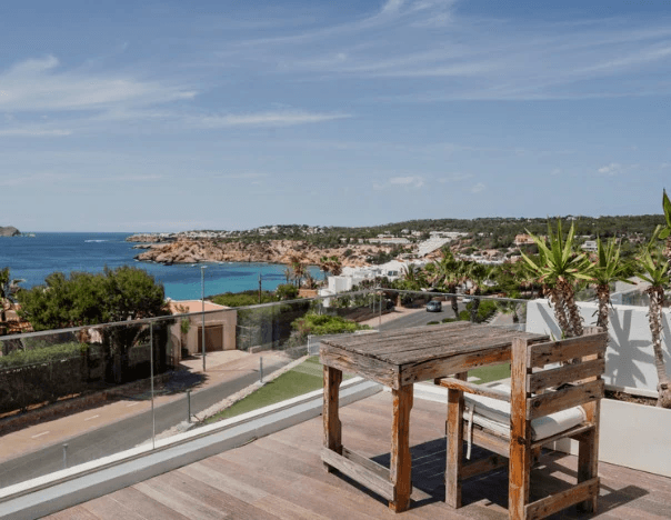 Exclusivo Adosado con Vistas al Mar, Jacuzzi en Rooftop y Atardeceres de Ensueño en Cala Tarida