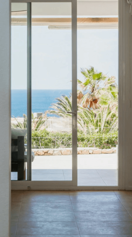 Exclusivo Adosado con Vistas al Mar, Jacuzzi en Rooftop y Atardeceres de Ensueño en Cala Tarida