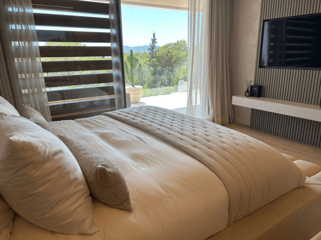 Exclusiva villa de nueva construcción con vistas al mar – Alquiler de verano en Ibiza