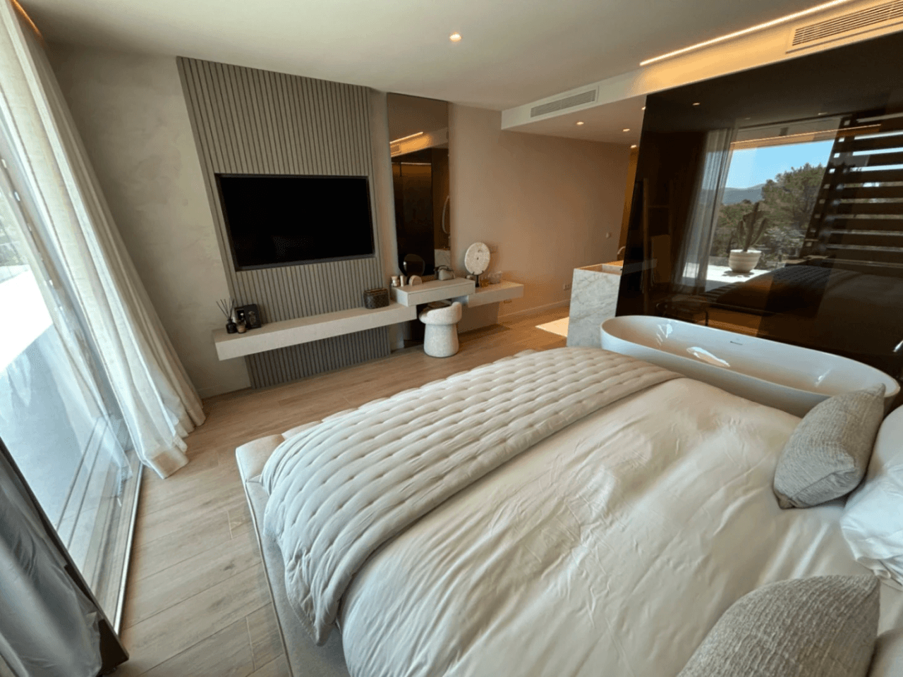Exclusiva villa de nueva construcción con vistas al mar – Alquiler de verano en Ibiza