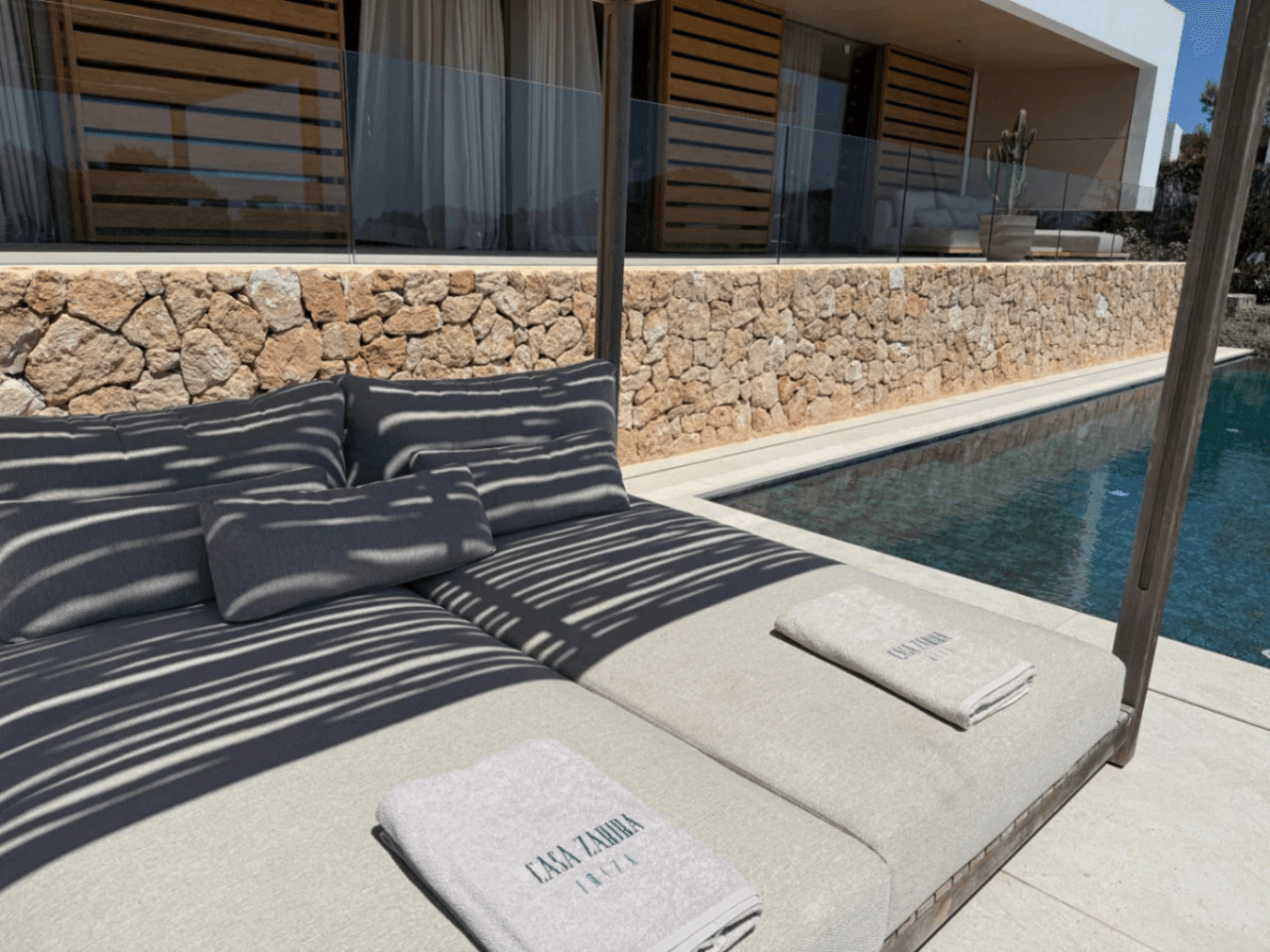 Exclusiva villa de nueva construcción con vistas al mar – Alquiler de verano en Ibiza