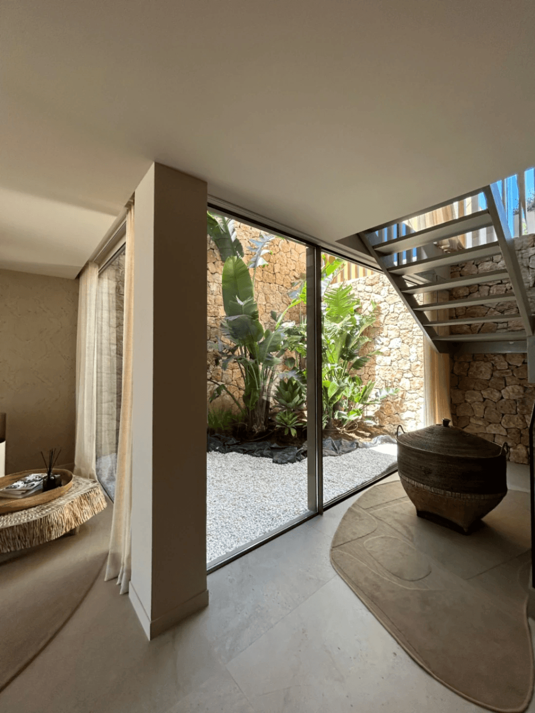 Exclusiva villa de nueva construcción con vistas al mar – Alquiler de verano en Ibiza