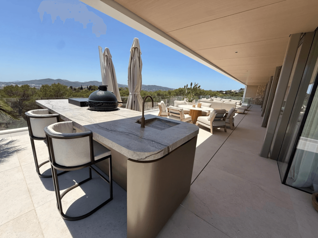 Exclusiva villa de nueva construcción con vistas al mar – Alquiler de verano en Ibiza