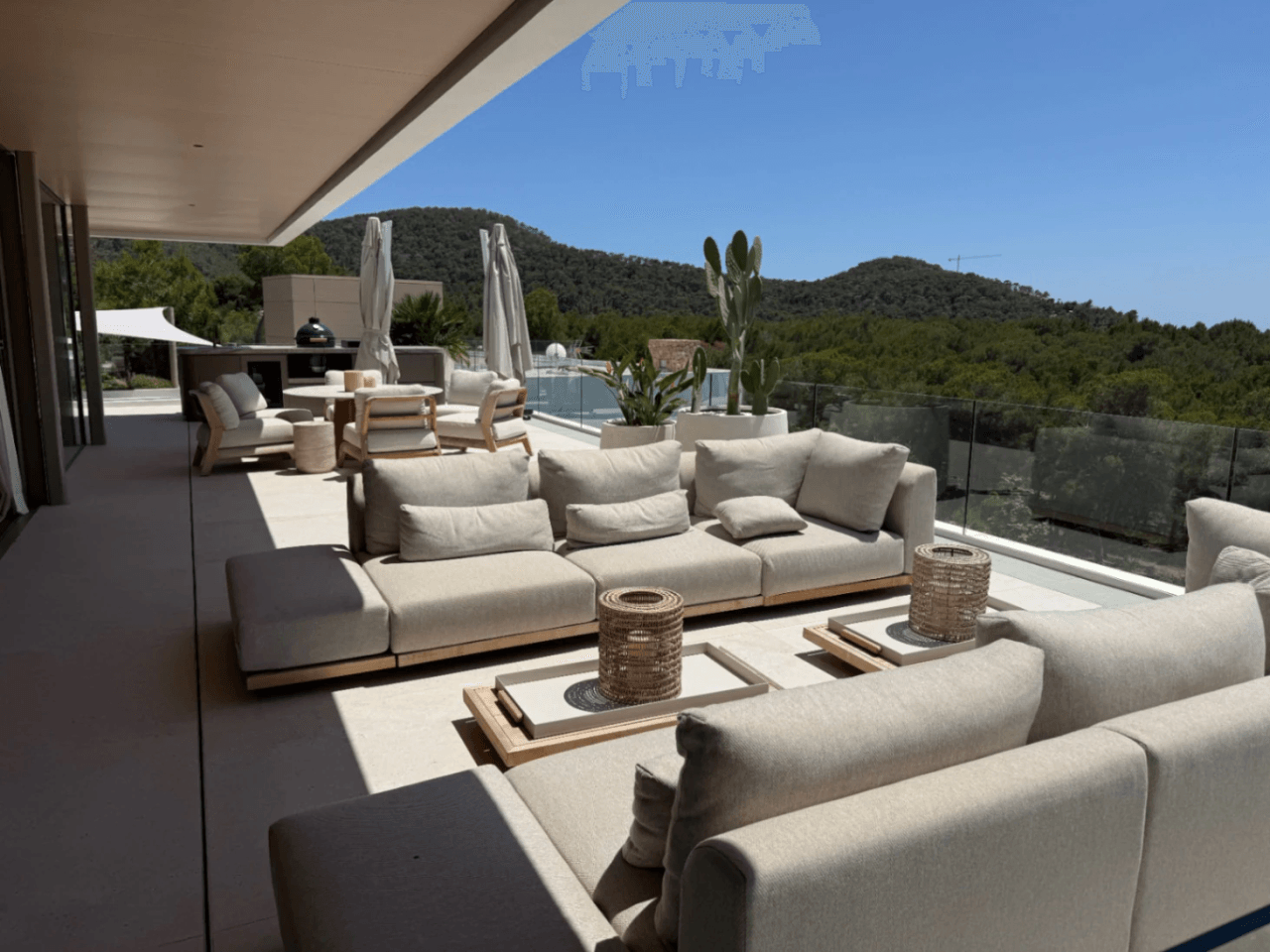 Exclusiva villa de nueva construcción con vistas al mar – Alquiler de verano en Ibiza