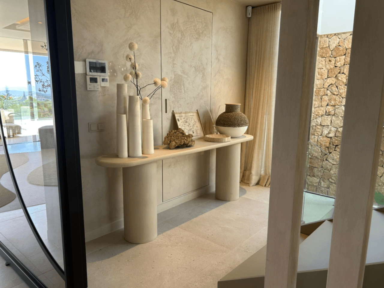 Exclusiva villa de nueva construcción con vistas al mar – Alquiler de verano en Ibiza