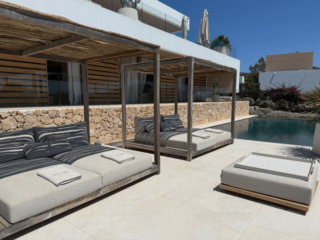 Exclusiva villa de nueva construcción con vistas al mar – Alquiler de verano en Ibiza