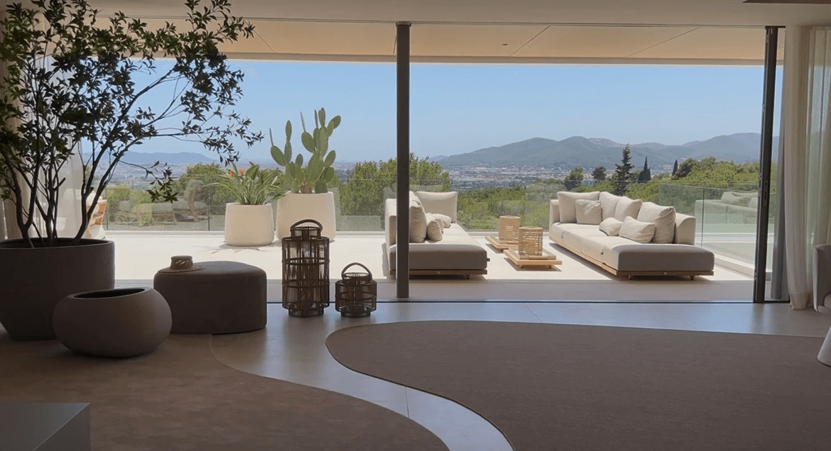 Exclusiva villa de nueva construcción con vistas al mar – Alquiler de verano en Ibiza