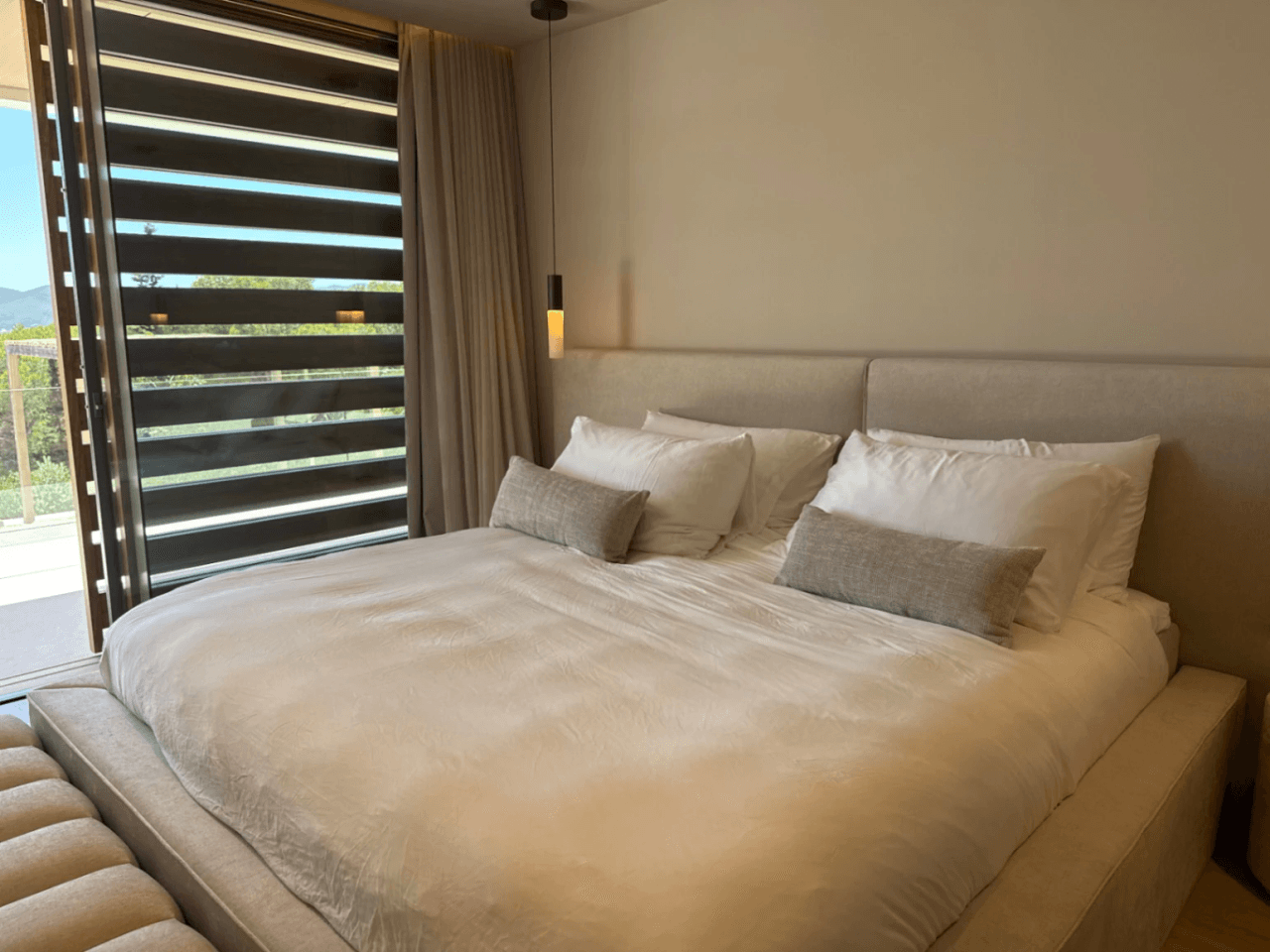 Exclusiva villa de nueva construcción con vistas al mar – Alquiler de verano en Ibiza